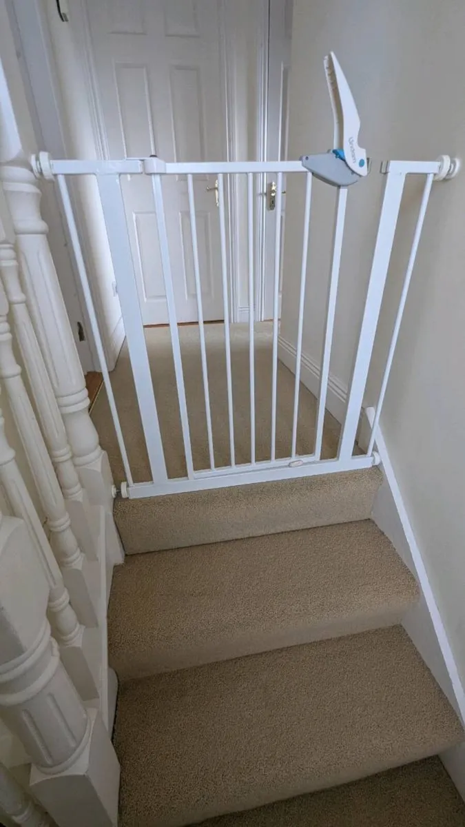 Lindam Baby / Pet Stair Gate, Fits 75 - 85cm - Image 1