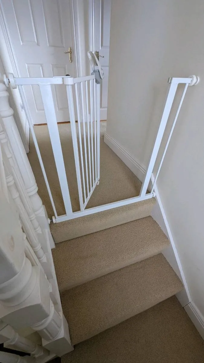 Lindam Baby / Pet Stair Gate, Fits 75 - 85cm - Image 2