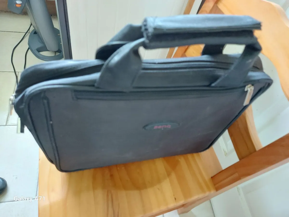 BENQ Laptop Bag in really great condition - Image 3