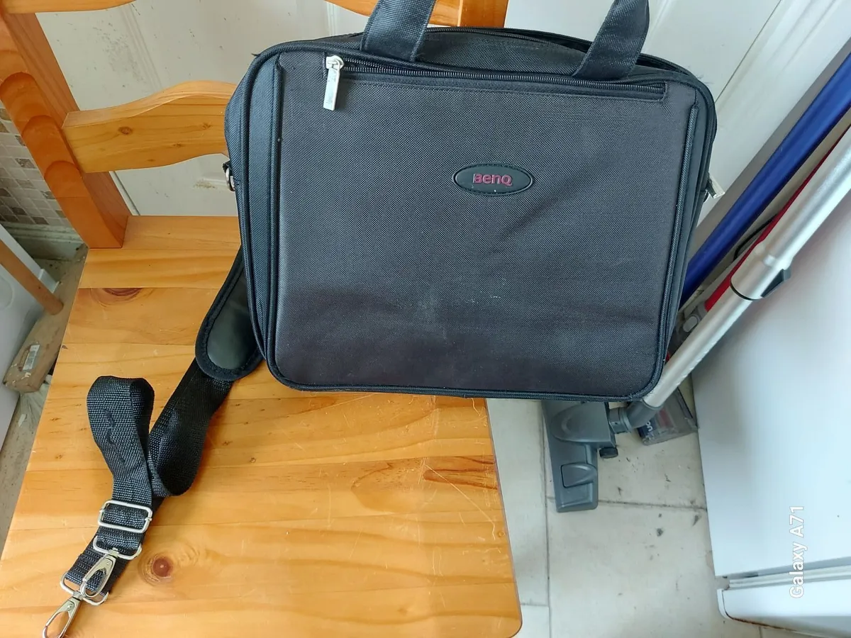 BENQ Laptop Bag in really great condition - Image 2