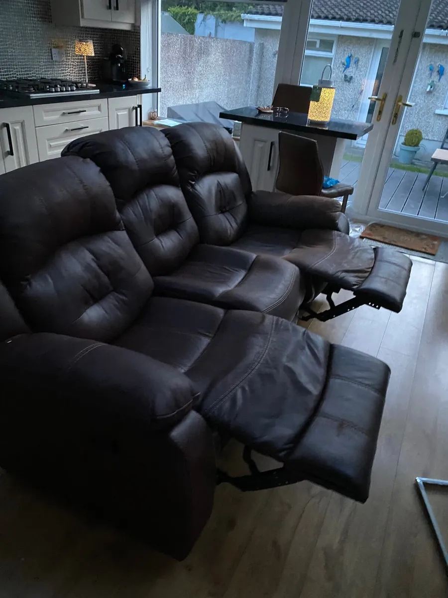 Brown leather 3seater recliner - Image 1