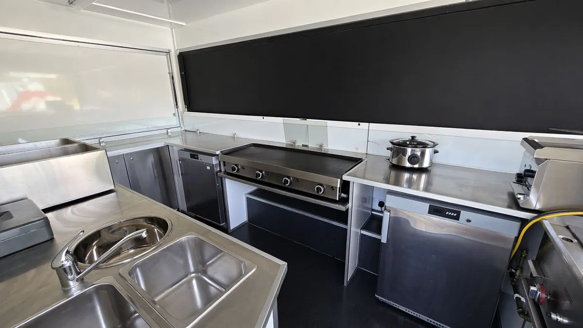 CATERING TRAILER - Image 2