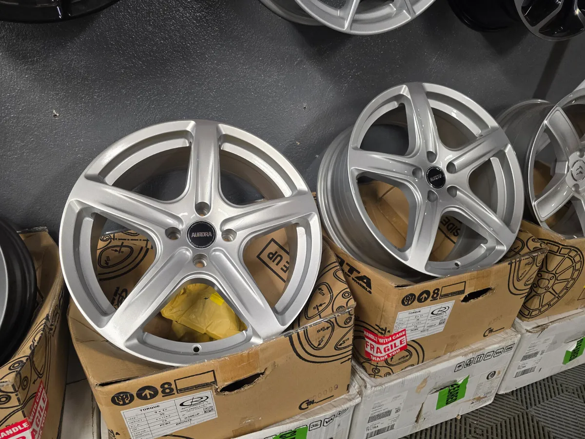 **Special** 18" AURORA AR418 Alloys