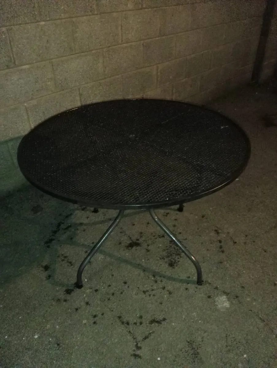 Mesh round garden table - Image 1