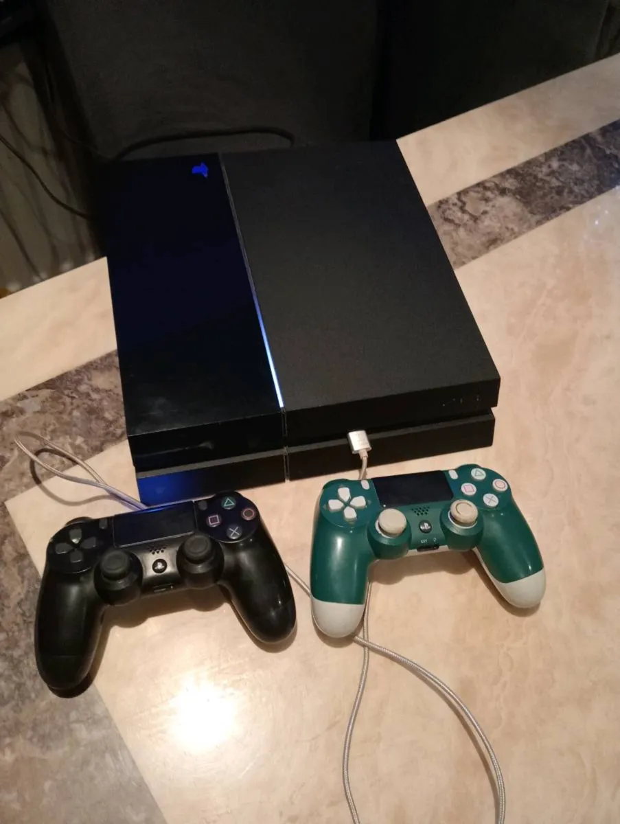 Ps4 500gb console with 2 controllers - Image 1