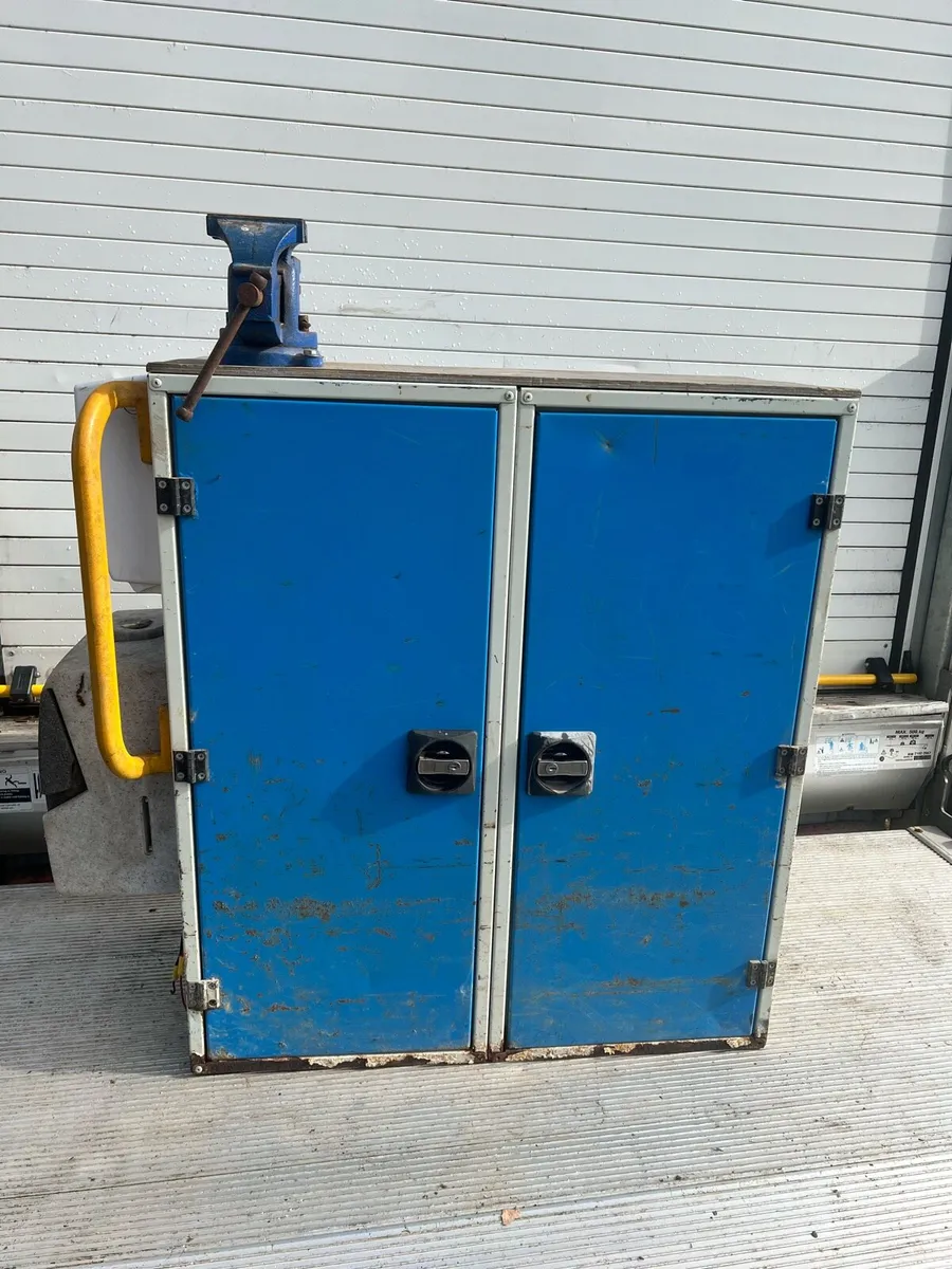 Mobile  Hand washing station work bench - Image 1