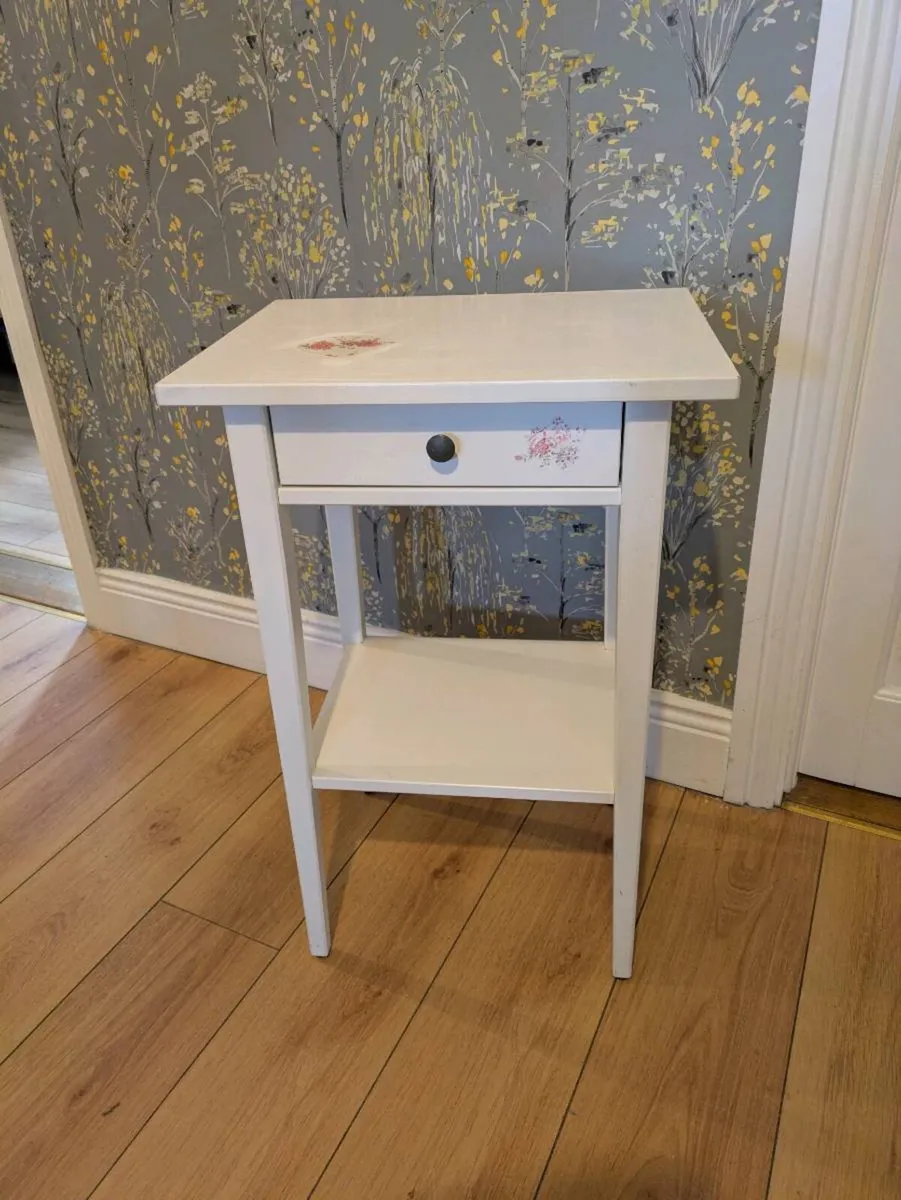 White side table - Image 1