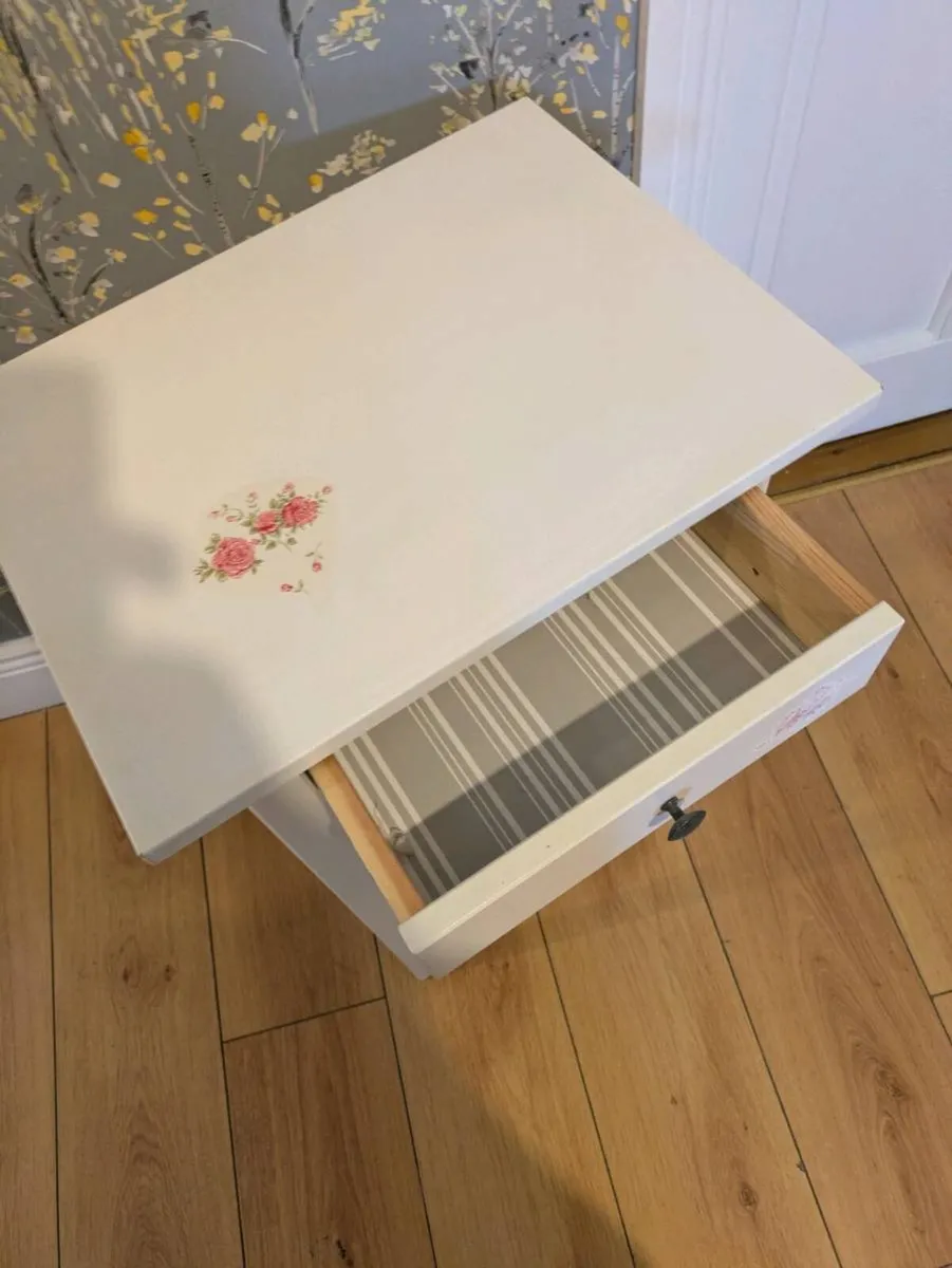 White side table - Image 3