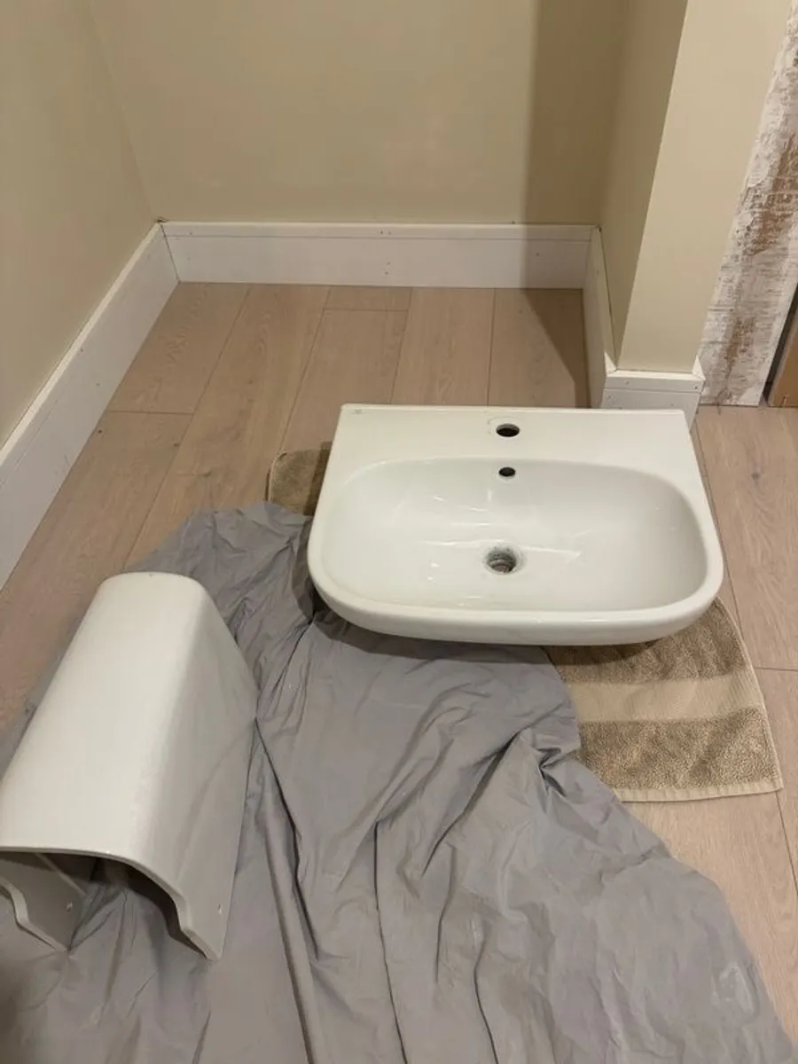 bathroom sinks, mirrors, lights - Image 1