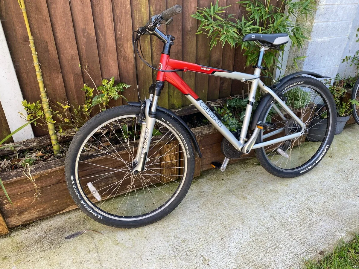 Giant rock 26 inch wheels 21 speed M size 19 - Image 3