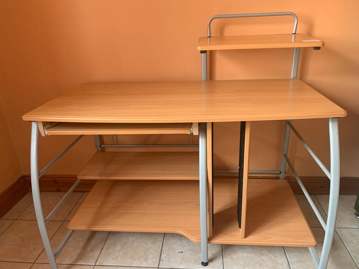 Computer desk - Image 1