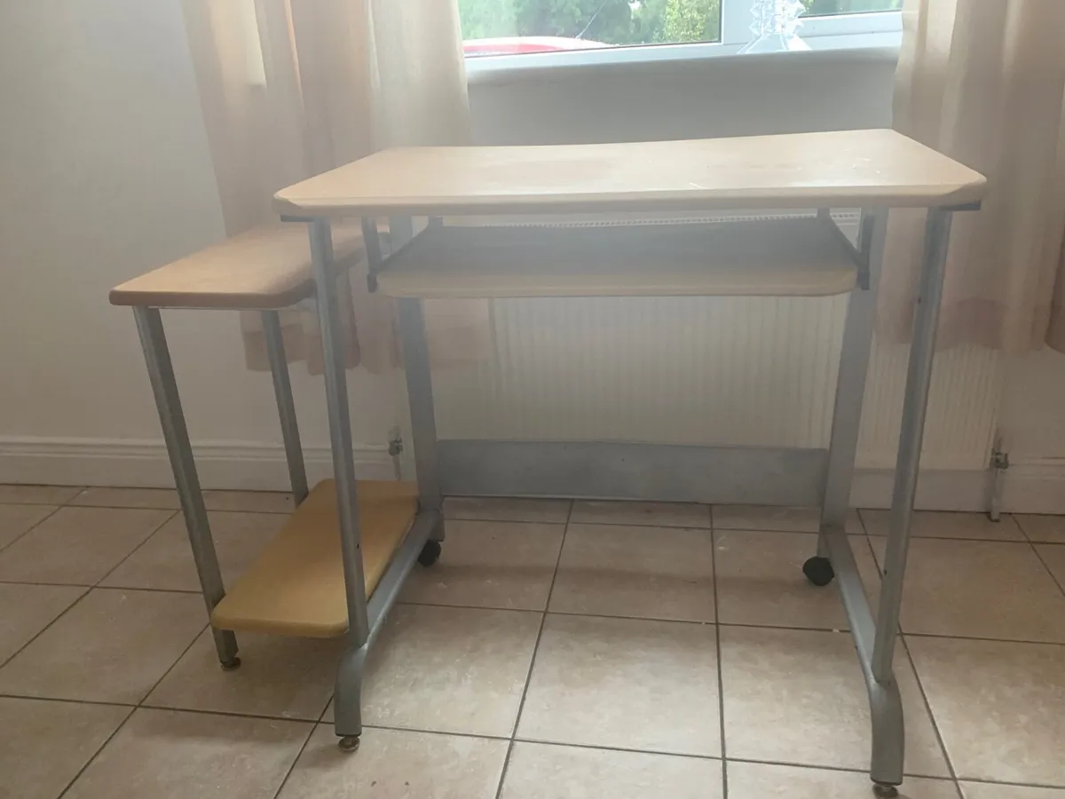 Computer desk - Image 1