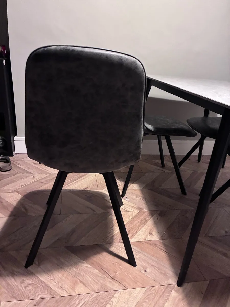 Table & 4 chairs - Image 4