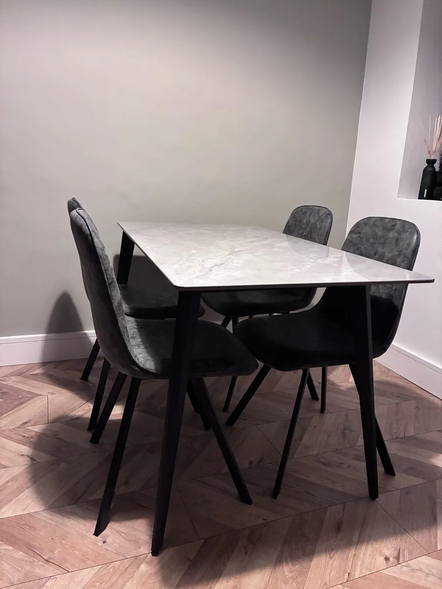 Table & 4 chairs - Image 1