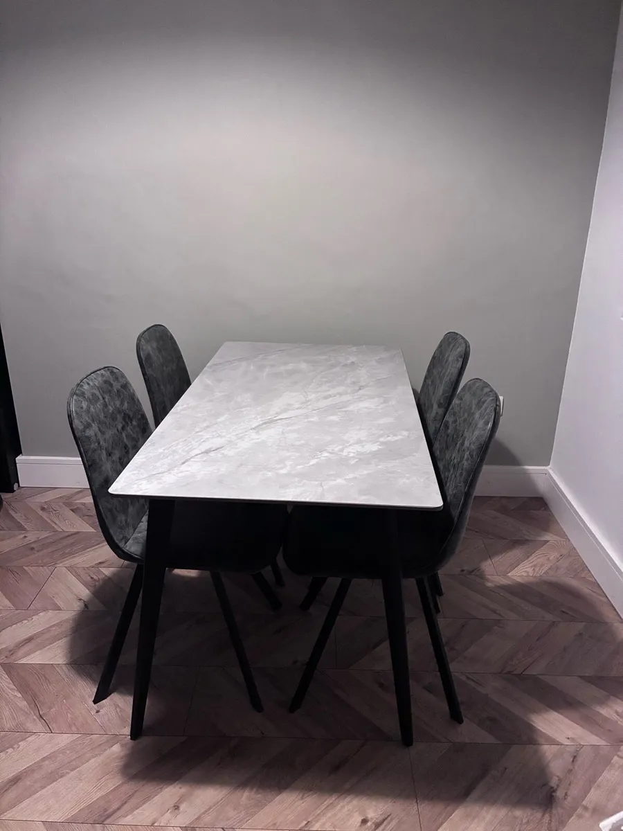 Table & 4 chairs - Image 3