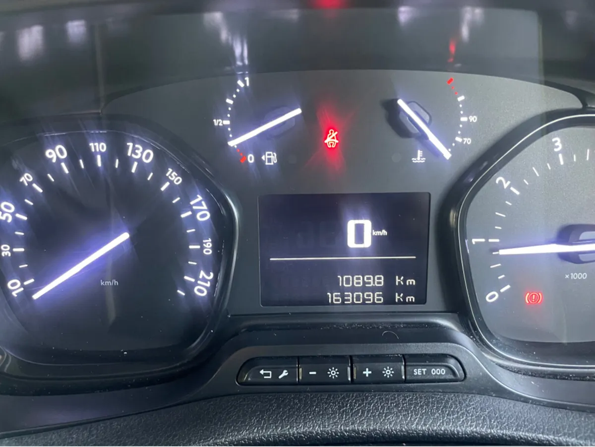 Peugeot Expert PROFESSIONAL STD 1.5 HD HDI 120 4 - Image 4