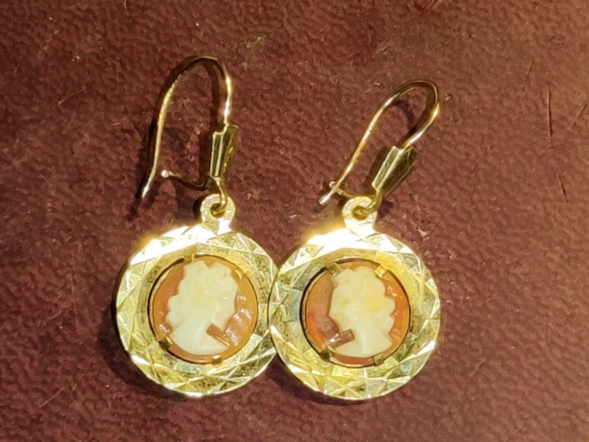 RARE CAMEO DIAMOND CUT, 9CT Gold New Earrings ! - Image 1