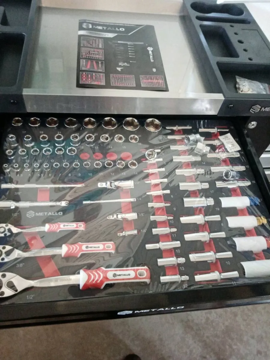 Tool cabinet with tool set - Image 2