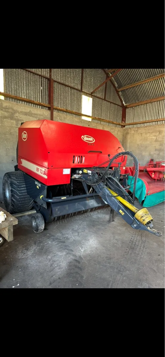 Vicon RF135 round baler - Image 1
