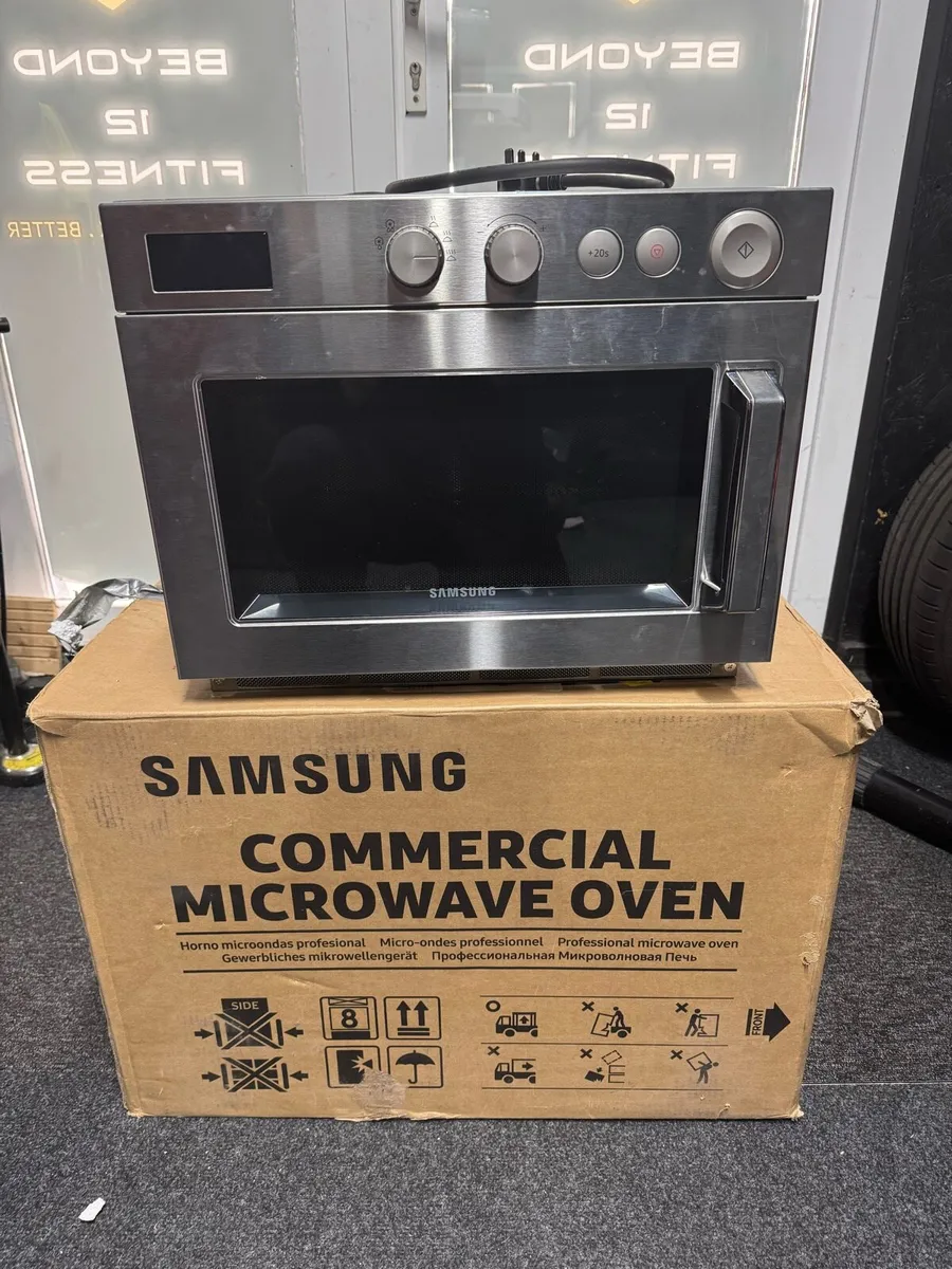 Commercial microwave oven - Image 1