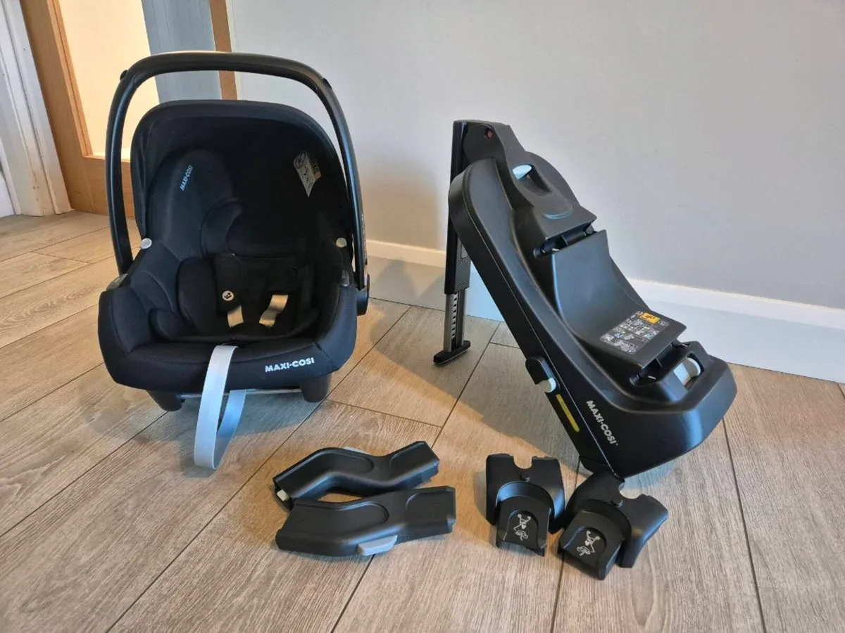 Maxi-Cosi Car Seat, Isofix Base & pram adapto - Image 1