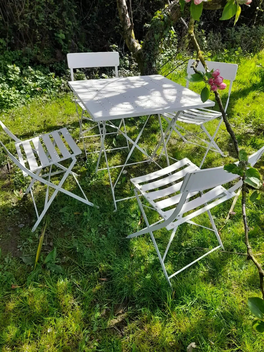 Metal table and chairs - Image 1