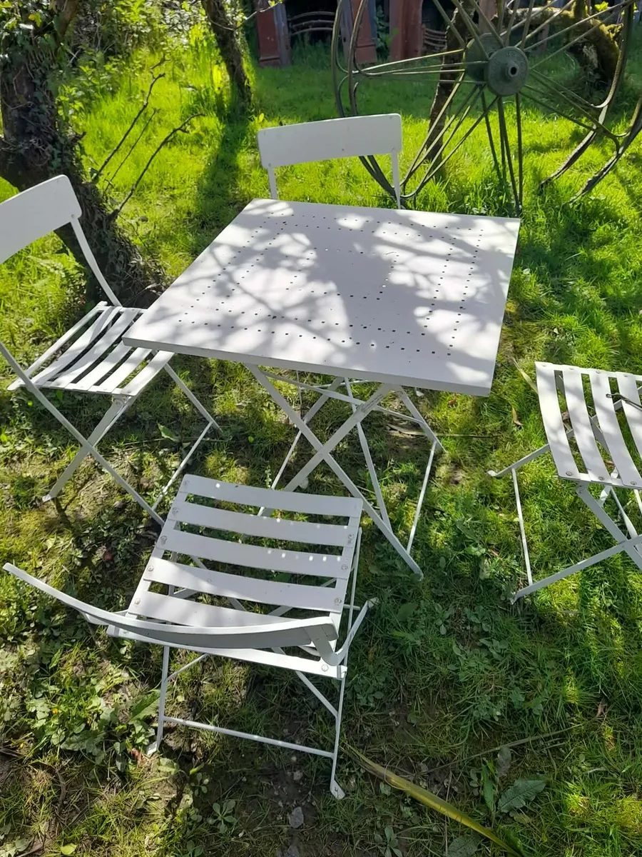 Metal table and chairs - Image 2