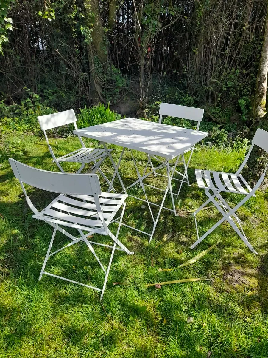 Metal table and chairs - Image 3