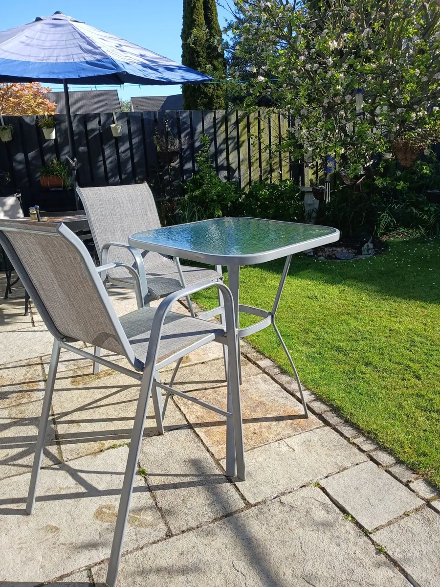 Glass top high table and 2 chairs in good conditio - Image 3