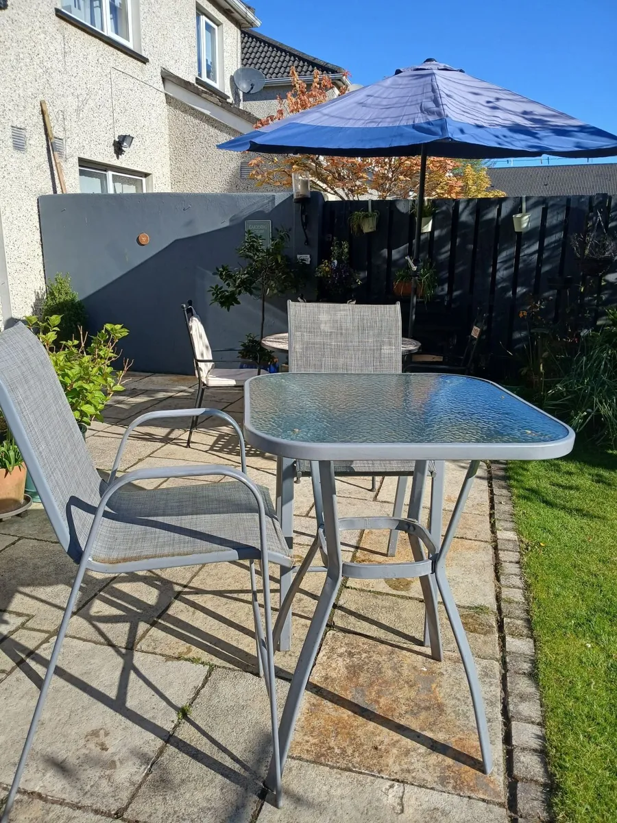 Glass top high table and 2 chairs in good conditio - Image 2