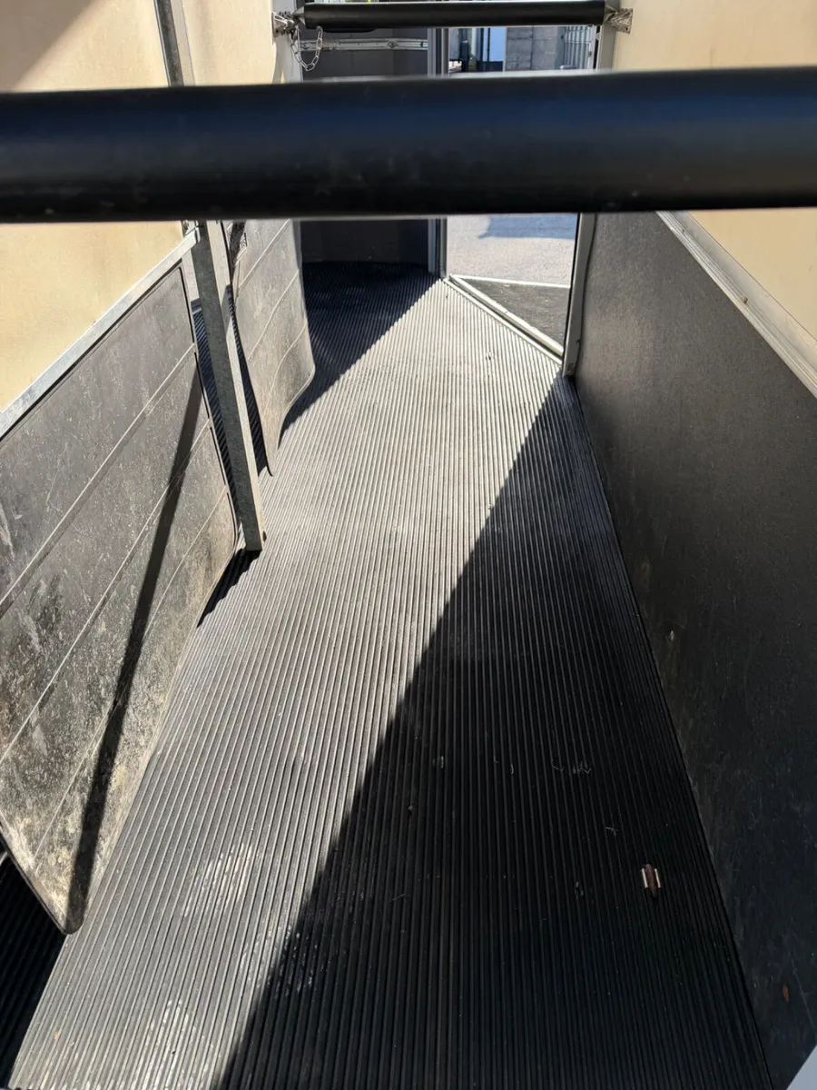 Ifor Williams horse box - Image 2