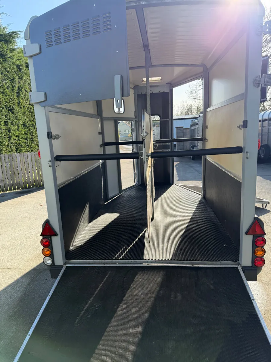 Ifor Williams horse box - Image 1