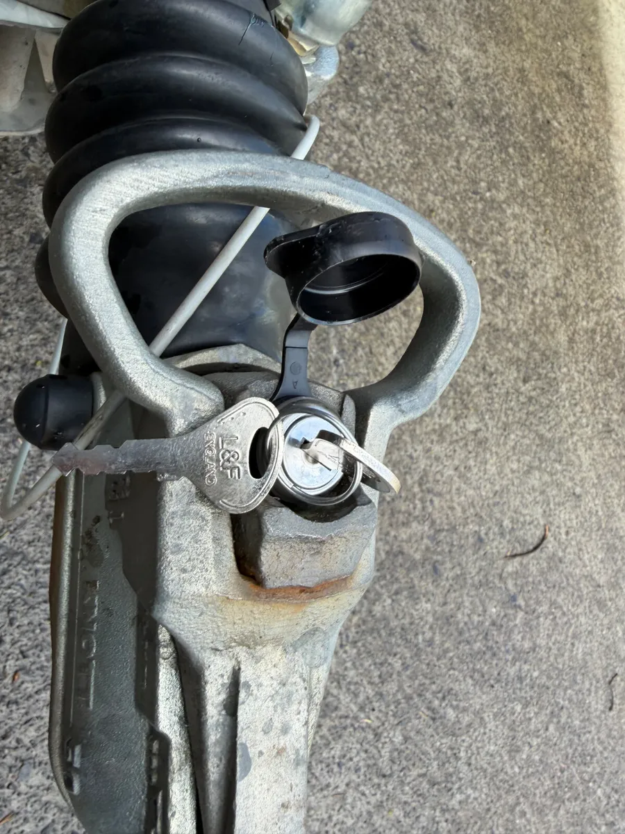 Ifor Williams horse box - Image 1