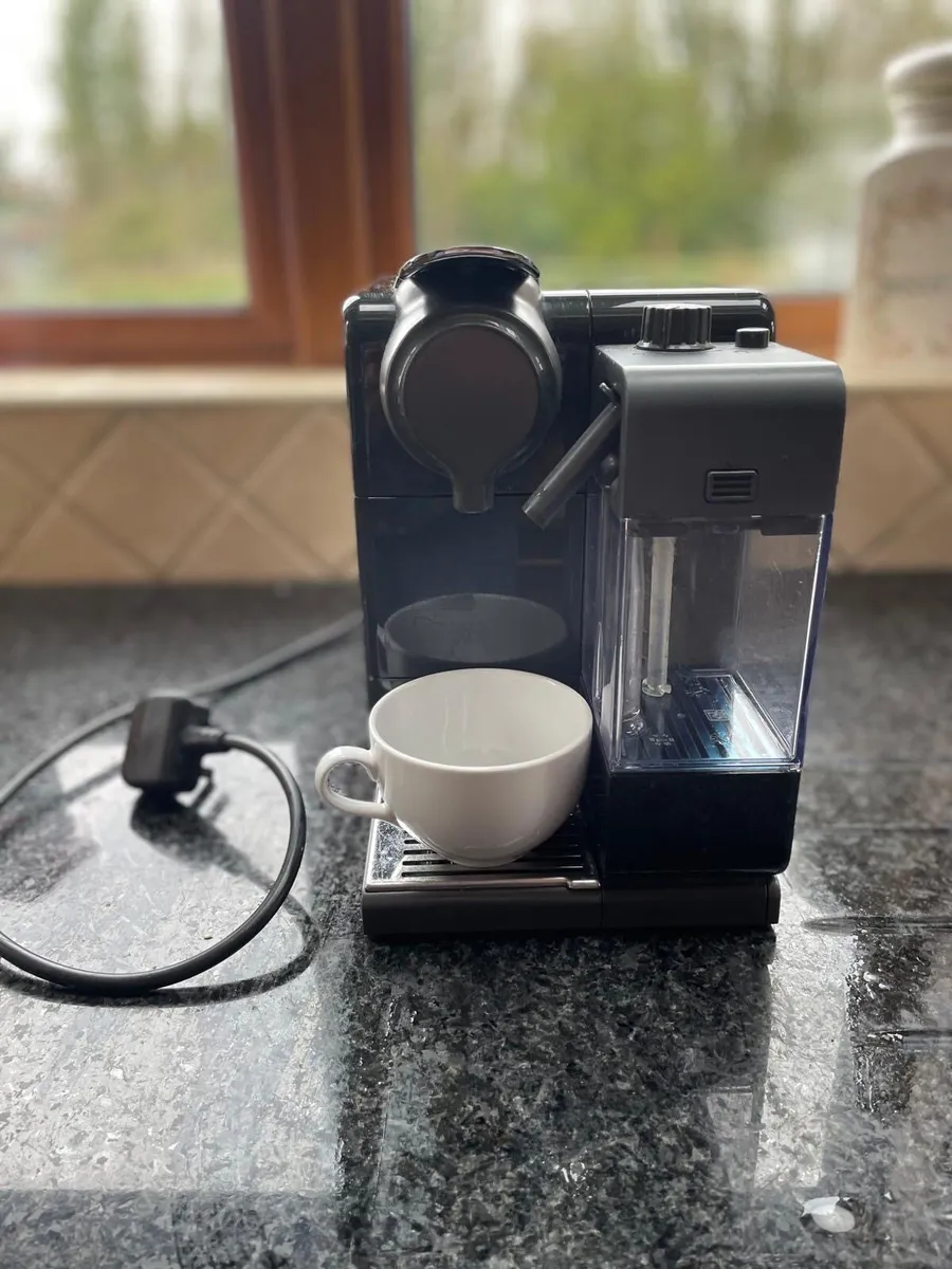 Nespresso De’Longhi coffee machine - Image 1