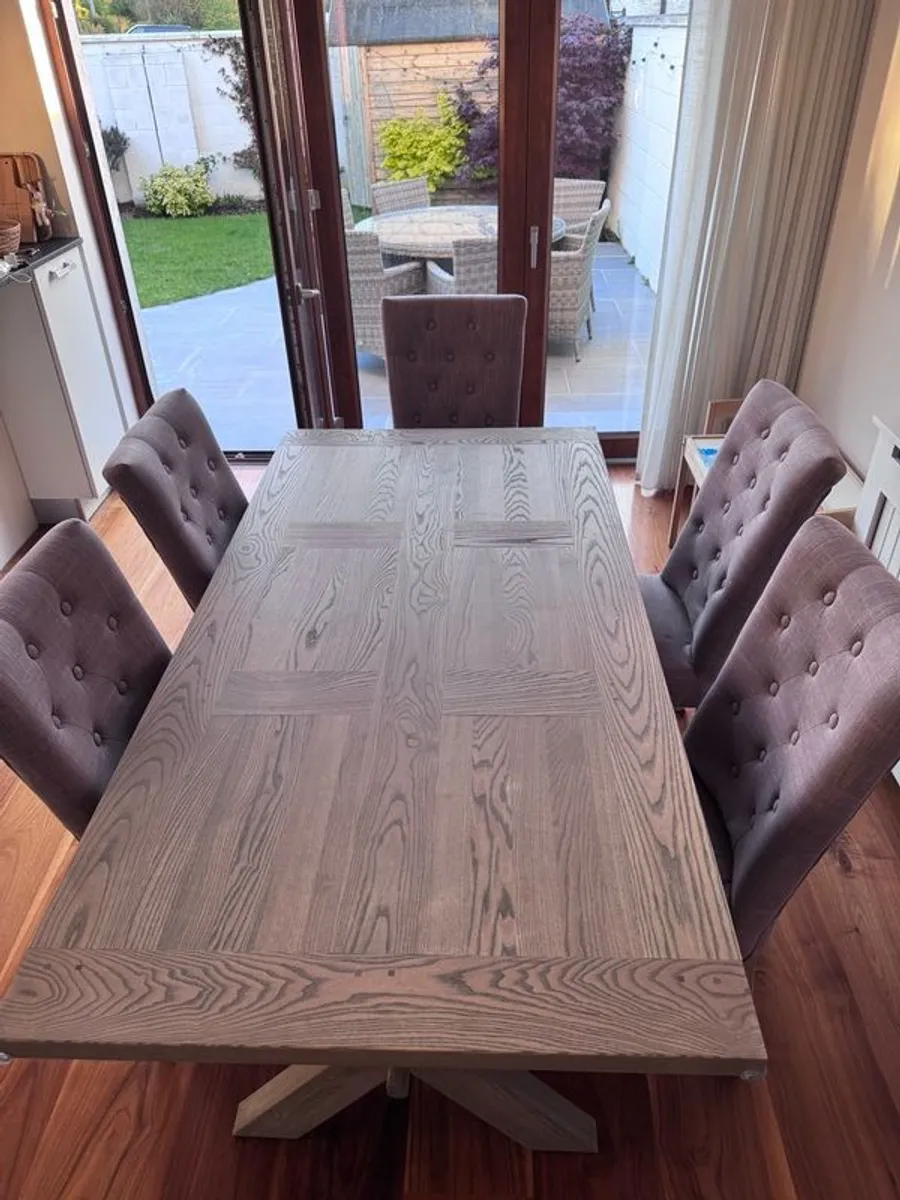 Solid wood dining table and 6 dining chairs - Image 1