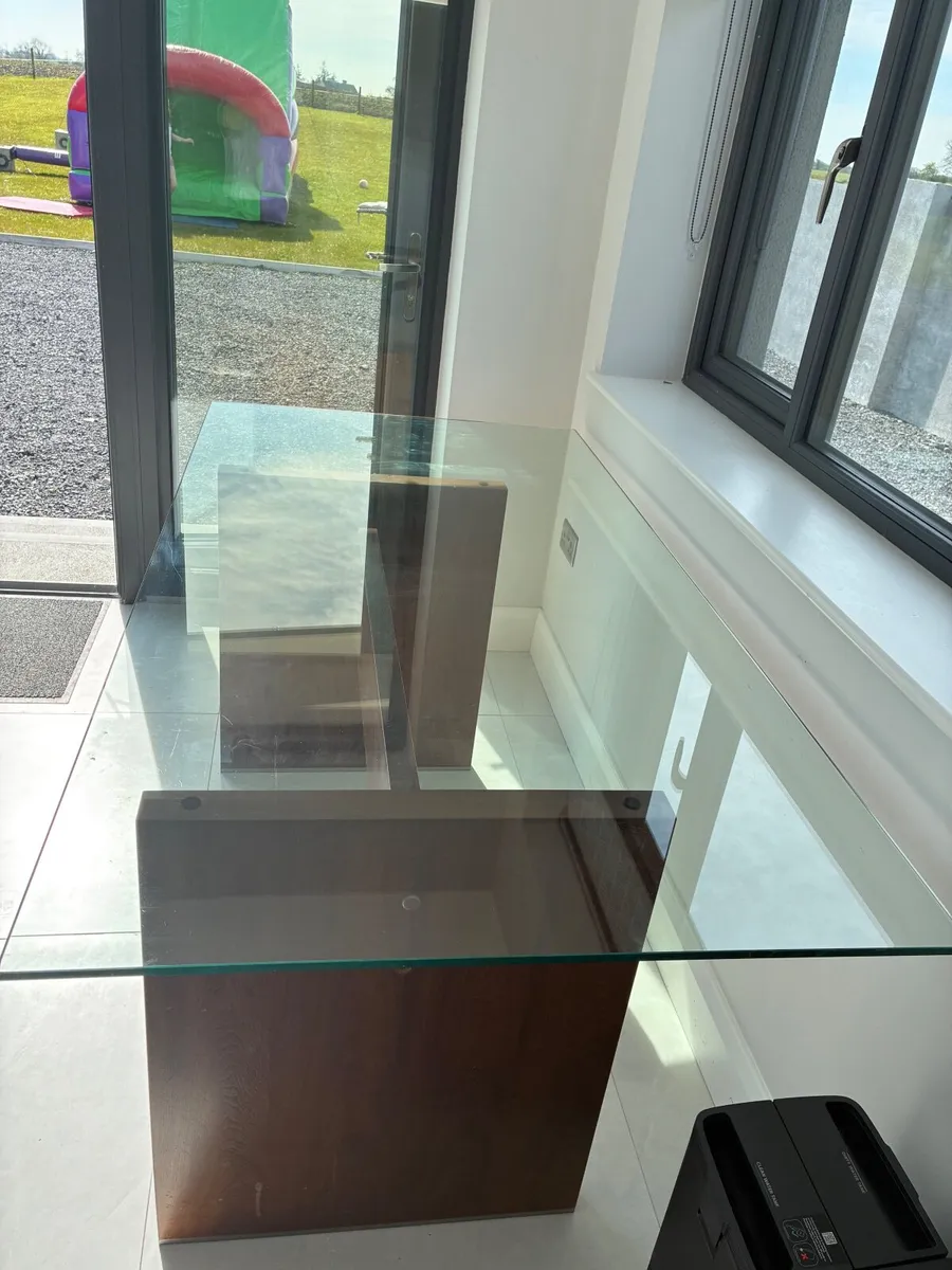 Glass topped kitchen table - Image 3