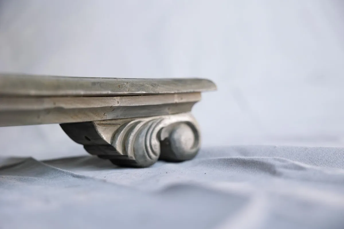 Round dining table (Solid Belached Mahogany) - Image 3