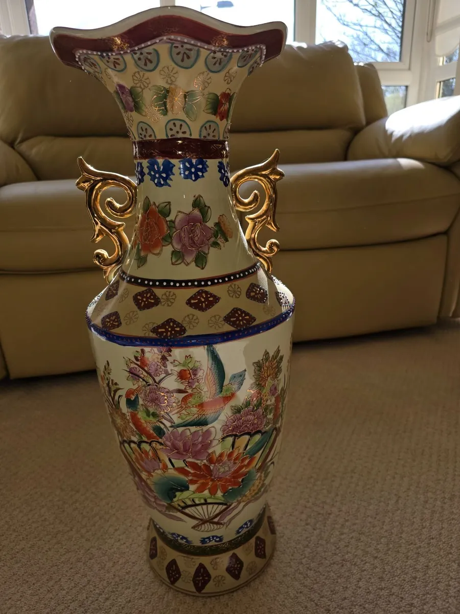 Decorative Porcelain Vase in Japanese Satsuma - Image 1