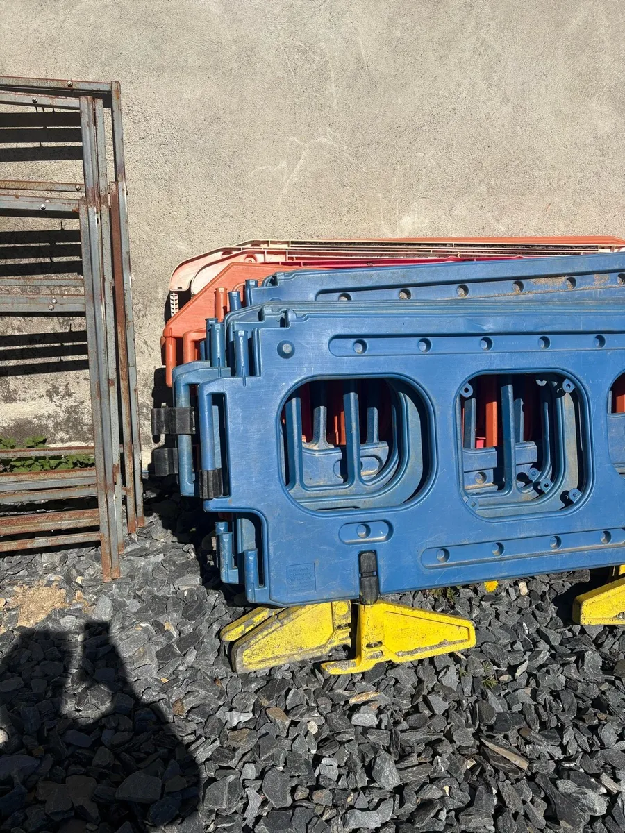 Temporary barriers - Image 1