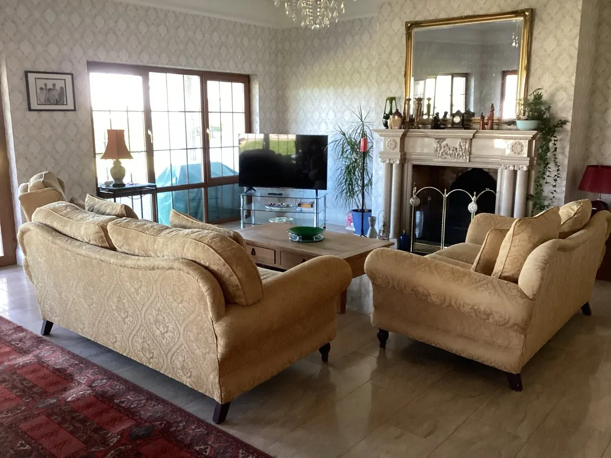 Three piece suite - Image 2