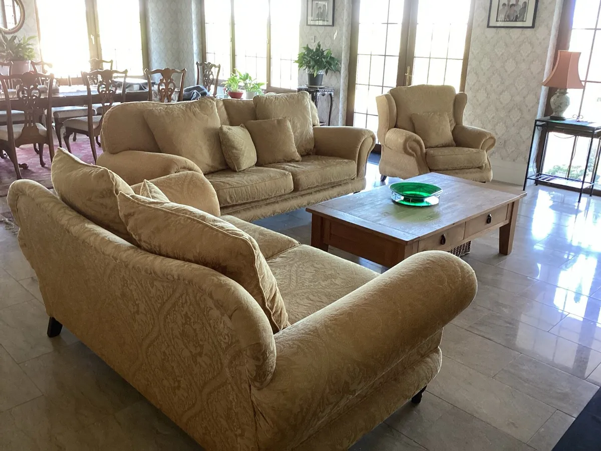 Three piece suite - Image 1