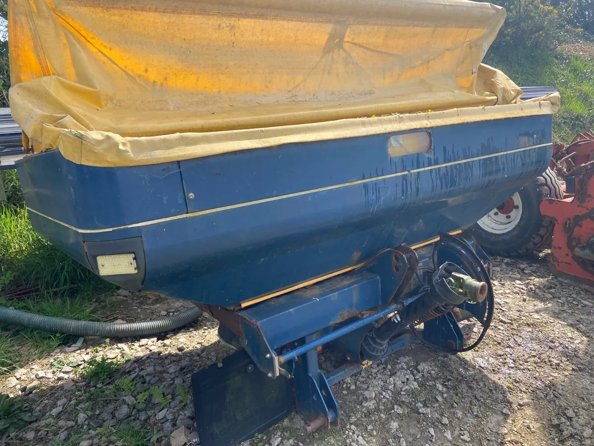 Selection of fert spreaders - Image 4