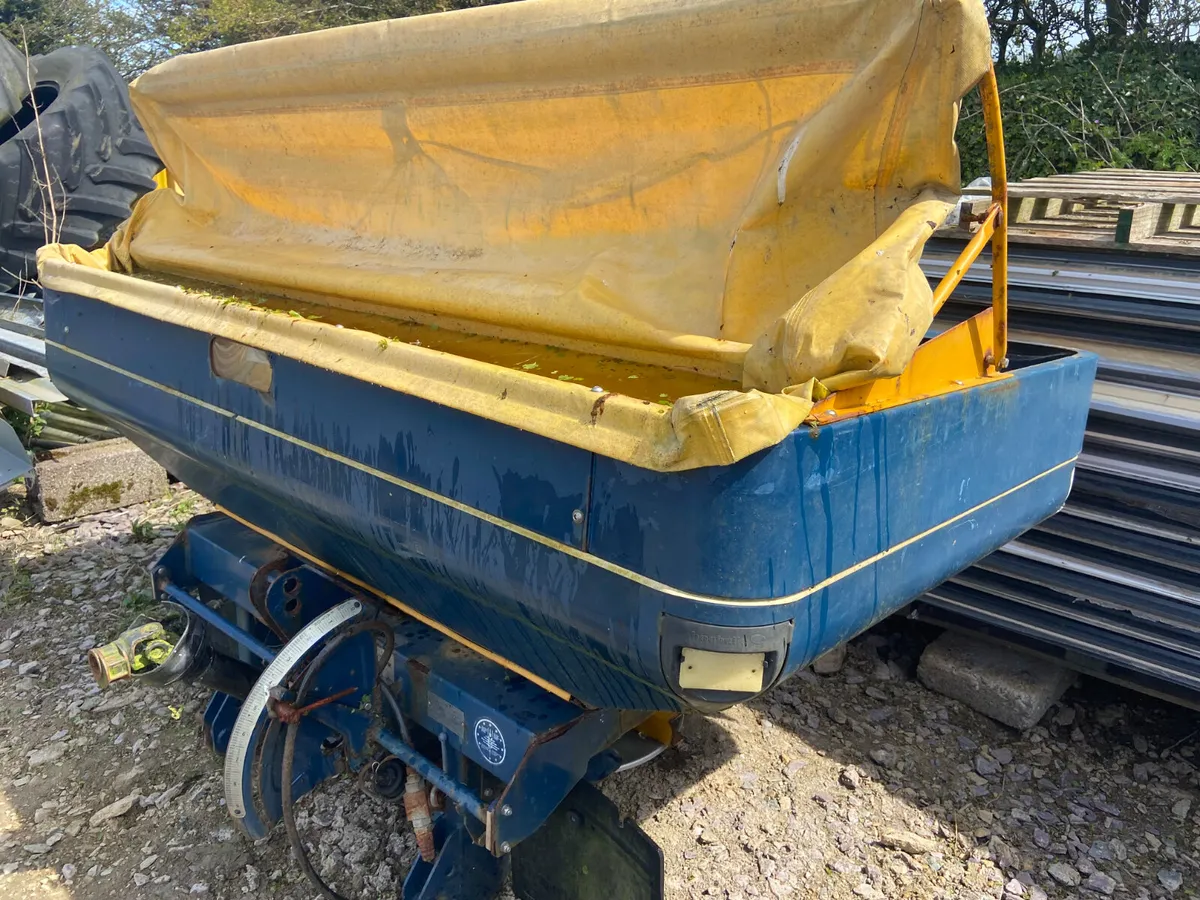 Selection of fert spreaders - Image 3