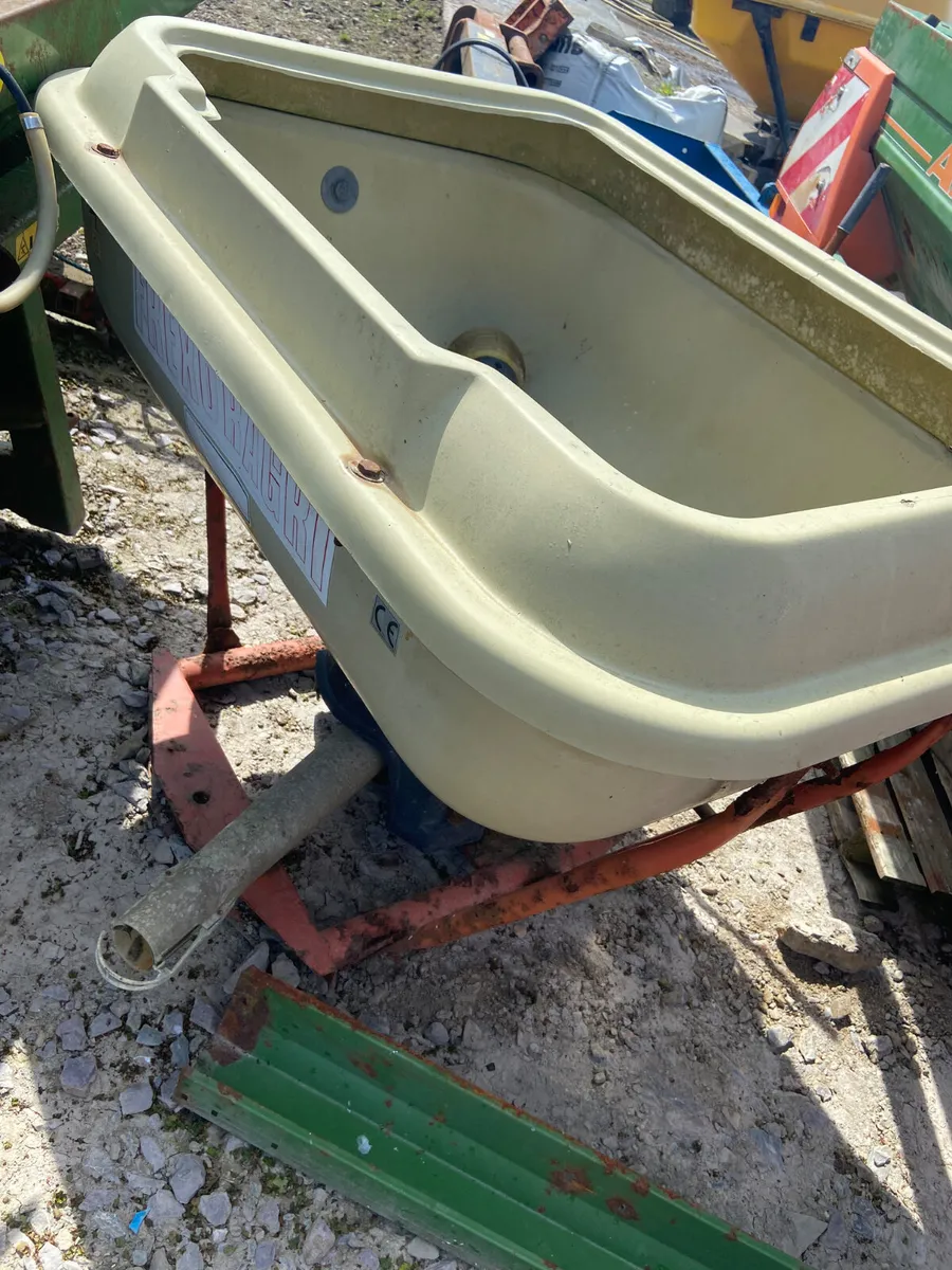 Selection of fert spreaders - Image 1