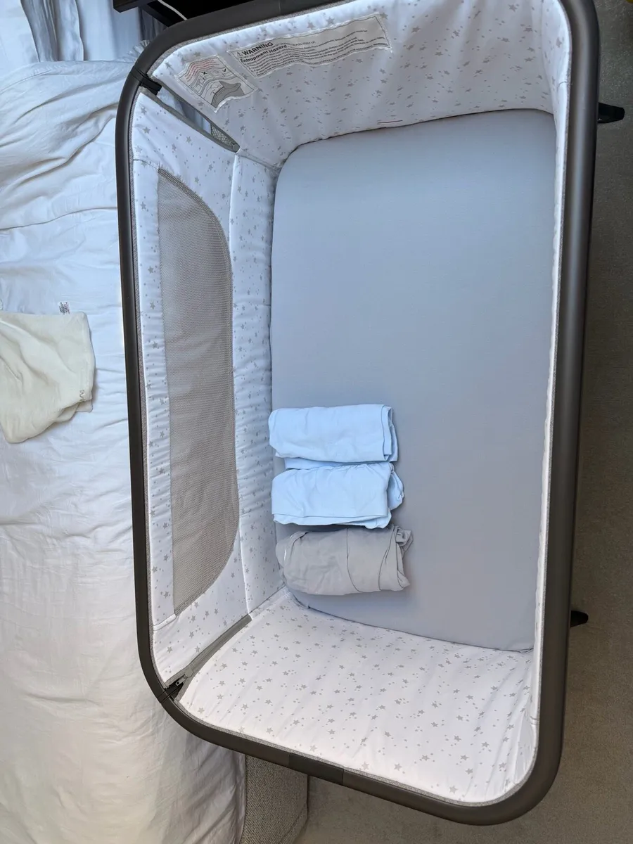 Baby Elegance Co-Glide Electric Bedside Crib - Image 4