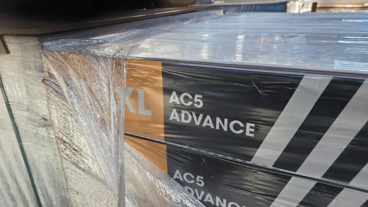 Pallet of 12mm samson grey click flooring - Image 1