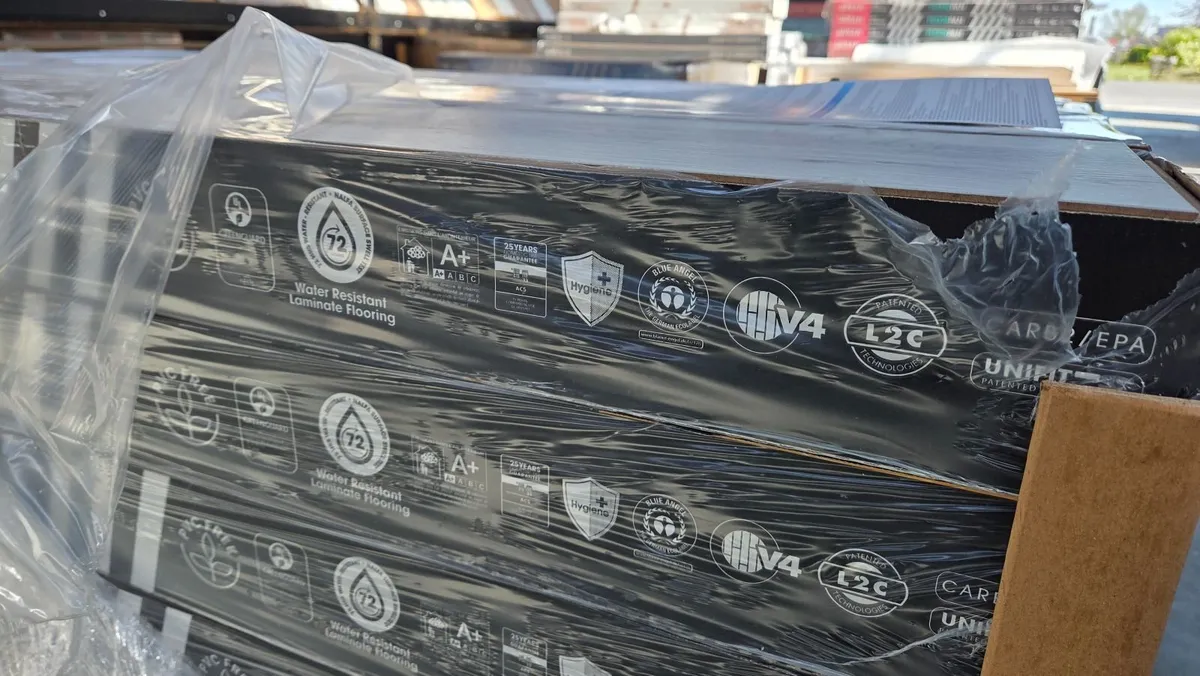 Pallet of 12mm samson grey click flooring - Image 4