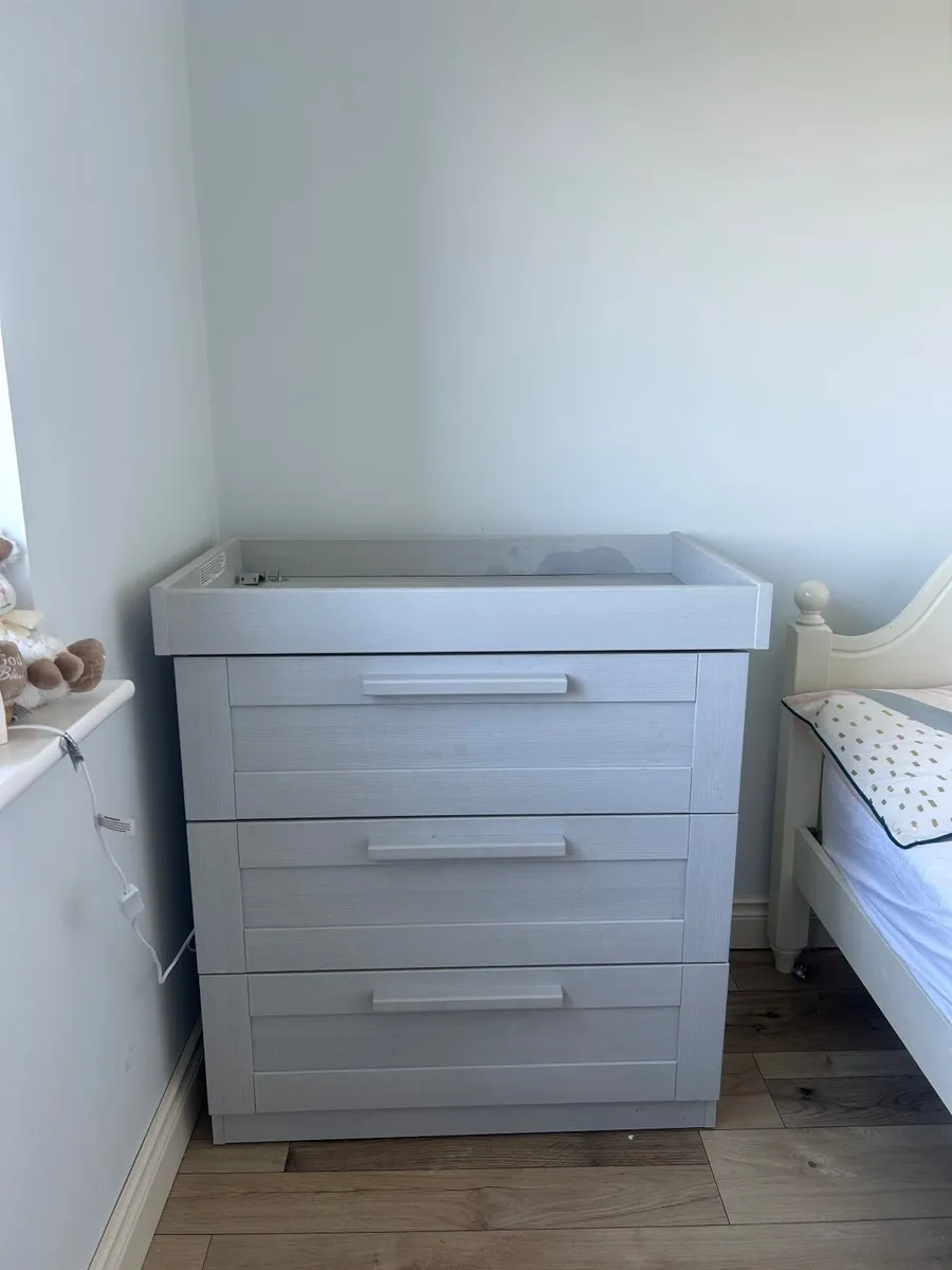 Chest of drawers - Image 1