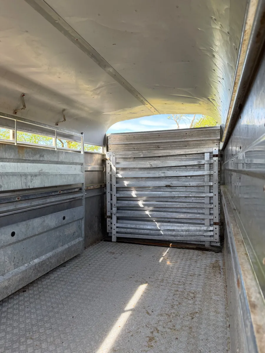 Nugent livestock trailer - Image 1
