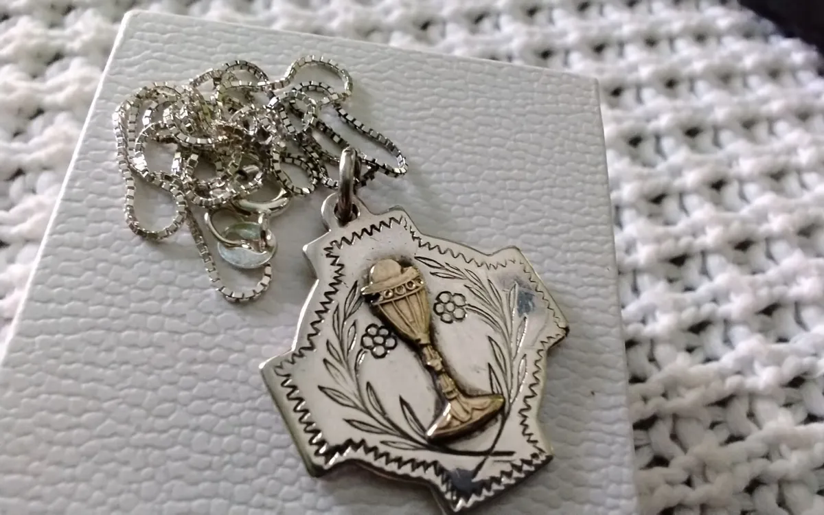 VINTAGE Silver & gold holy communion pendant - Image 1